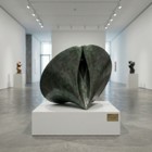Kleine Vorschau von Kunstwerk auf weißem Sockel